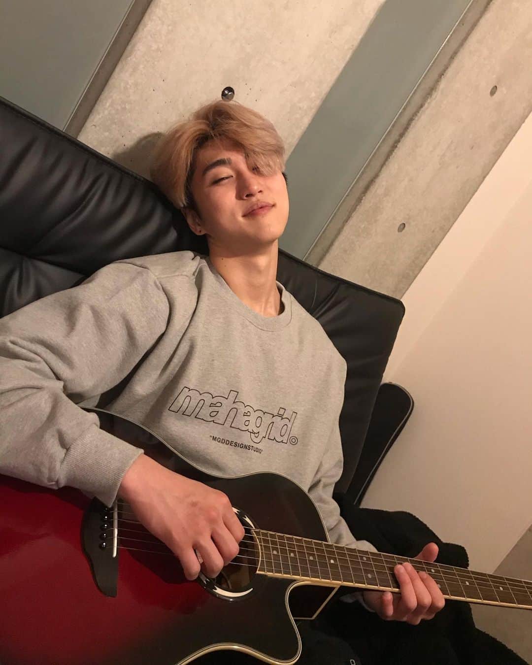 のインスタグラム：「Chillin in my @morugi_official  Mahagid sweater😆 . . . . .  #mahagrid #moguri #model #fashion #tokyofashion #asianfashion #grey #sweater #noedit #nofilter #allnatural #guitar  #photoshoot #koreanfashion #korean  #モグリ #モデル #ファッション #ファッションモデル #グレー  #マッチング #カップルコーデ  #コーデ #撮影  #韓国ファッション #韓国」