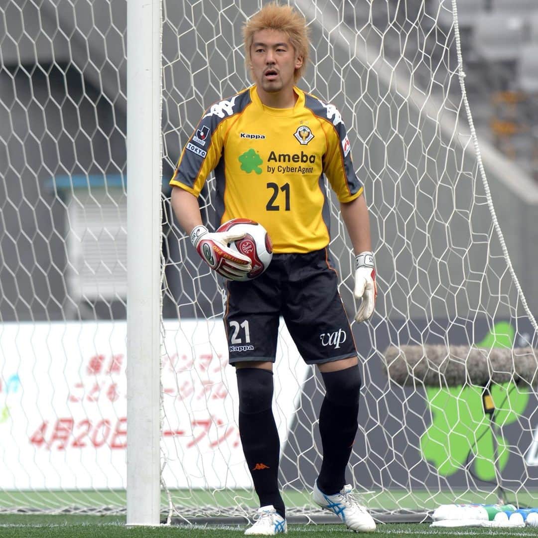 東京ヴェルディさんのインスタグラム写真 - (東京ヴェルディInstagram)「写真でPLAY BACK①『ヴェルディ歴代ベスト選手』 結果発表！ 投票ありがとうございました！ 7票を獲得した7位を発表します！  2000年代前半にヴェルディのゴールを守った守護神！ . #高木義成 元選手 「学生時代や休みの度に練習場へ行くと必ず話しを掛けてくれました！試合では何度も何度もファインセーブでチームを救ってくれた！天皇杯、ゼロックスを優勝できたのも高木選手のお陰だと思ってます」 「熱いハートの守護神。サポーターを大切にしてくれた所も大好きでした。そして神がかったセーブとゴールキックからの得点は忘れません」 「ボロボロなチーム状況のなか、最後までクラブの為を思って行動してくれた」 「最も苦しい時に常に背中を見てたから」 . #ヴェルディ歴代ベスト選手 #投票企画 #7位 #おうちでヴェルディ #東京ヴェルディ #ヴェルディ #tokyoverdy #verdy #東京 #tokyo」4月12日 21時15分 - tokyo_verdy