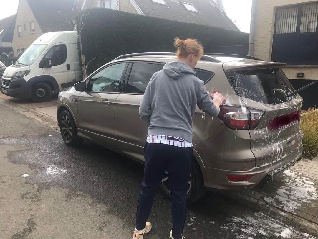 アリソン・バン・アイトバンクさんのインスタグラム写真 - (アリソン・バン・アイトバンクInstagram)「Taking care of my Ford Kuga 👌 thanks to @fordabautomotive fir this beauty 😍 #stayhome #carcleaning」4月12日 21時17分 - alison_van_uytvanck