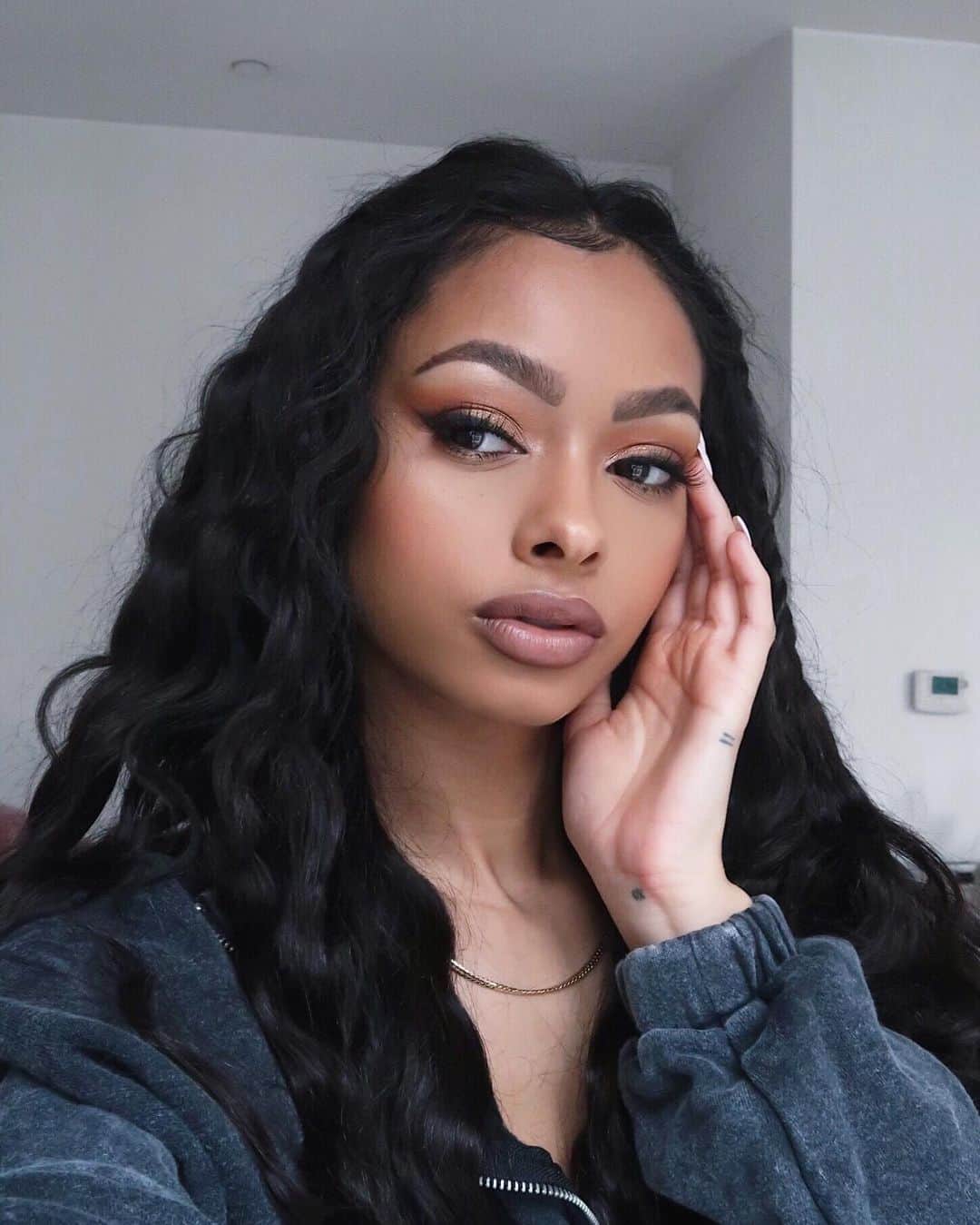 ジェイデ・ピアスのインスタグラム：「Clip in extensions have become my new friend. Wearing @beauty_worksonline 22” double hair set clip ins (shade natural black), styled with their waver tool. | 🖤」