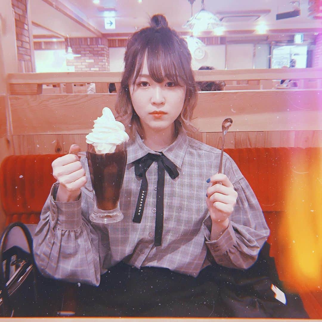 三田麻央のインスタグラム：「コメダのソフトクリーム乗ってるコーヒーの大きさが10000点満点 #また行きたいな #早く行けるようになりたいな #写真で振り返って外出してる気分にしてる」