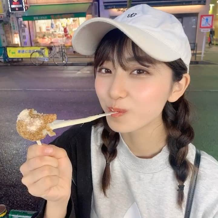 斎藤まりなのインスタグラム：「めちゃくちゃ前の動画だけど、、😌 ・ 早く美味しいものを自由に食べにいきたい！ チーズ伸びて嬉しそうな顔☺️ ・ ・ #もぐもぐまりぴ」