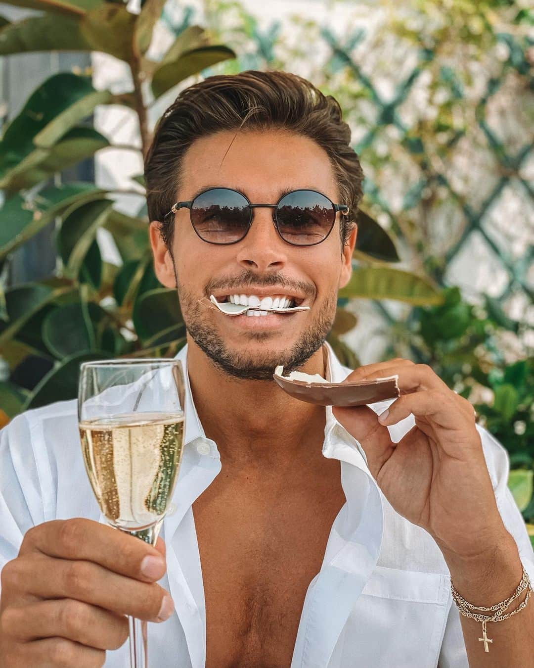 アンドレア・デンバーのインスタグラム：「Mai come quest’anno ho apprezzato quanto grande sia il dono e il significato della Pasqua. Con questo spirito auguro a tutti una serena Pasqua di amore, di pace e di speranza.  Never like this year I have appreciated how great the gift and meaning of Easter is.  With these thoughts I wish everyone a peaceful Easter of love, peace and hope. 🐣☀️🙏🏻 #stayhome #iorestoacasa #andràtuttobene #everythingwillbealright」