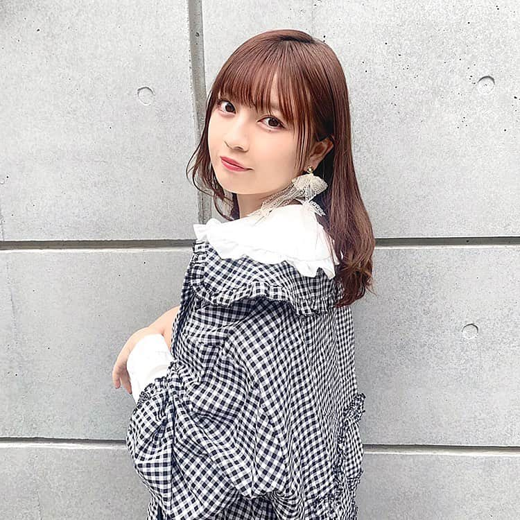 廣川奈々聖さんのインスタグラム写真 - (廣川奈々聖Instagram)「. 毎日、自由すぎる生活を送っているわたしです ¨̮﻿ ﻿ このお洋服は 白ブラウスとギンガムチェックの組み合わせがお気に入り〜！☁️🏹♡﻿ ﻿ ﻿ ﻿#ななせのふく#私服コーデ#春服コーデ ﻿ ﻿」4月12日 21時25分 - nanaseven7_u_u