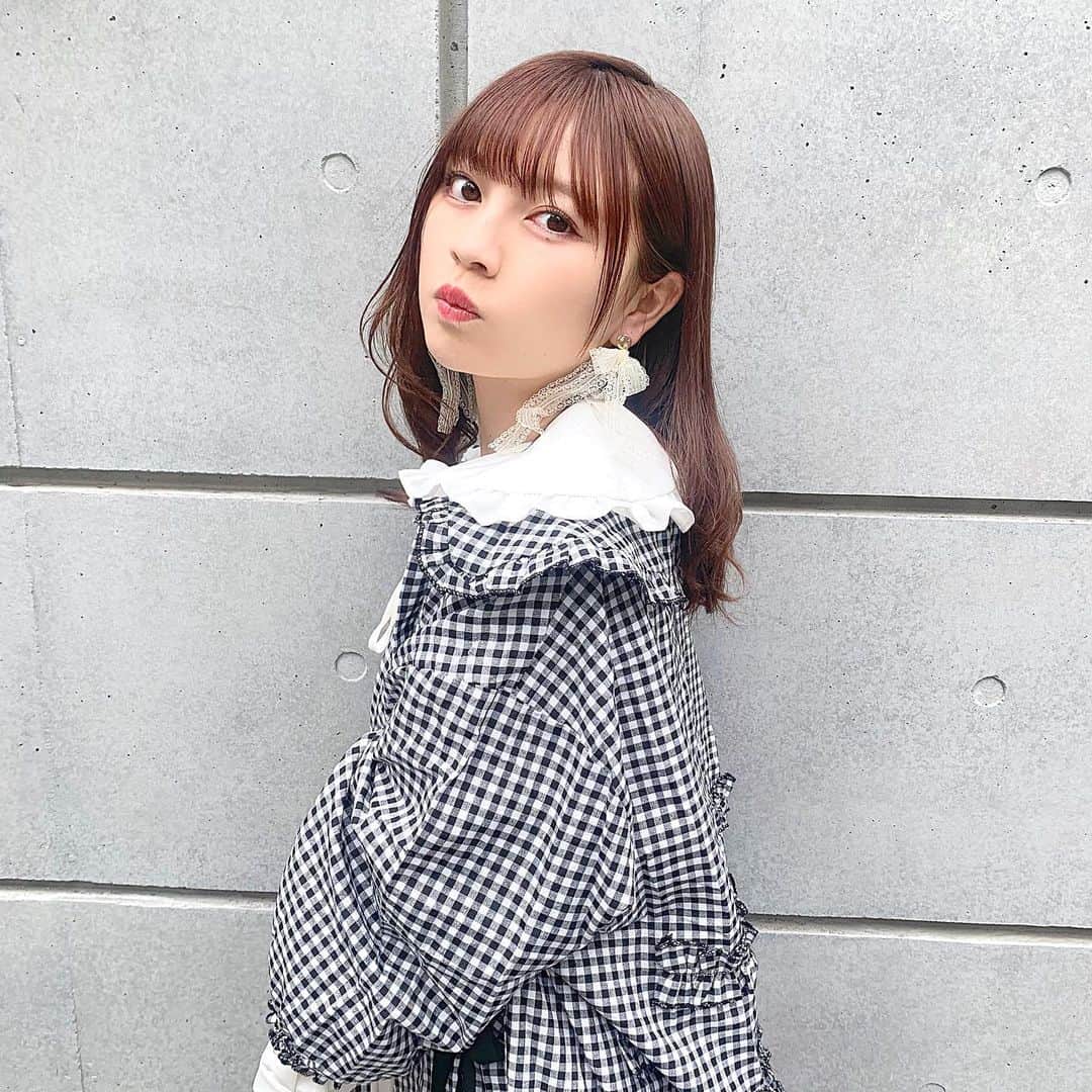 廣川奈々聖のインスタグラム：「. 毎日、自由すぎる生活を送っているわたしです ¨̮﻿ ﻿ このお洋服は 白ブラウスとギンガムチェックの組み合わせがお気に入り〜！☁️🏹♡﻿ ﻿ ﻿ ﻿#ななせのふく#私服コーデ#春服コーデ ﻿ ﻿」