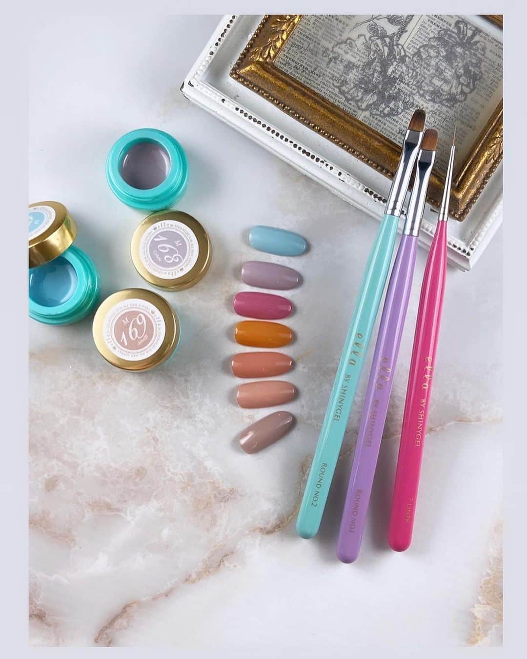 salon de Langeのインスタグラム：「* new color& brushes﻿ ﻿ ﻿ @ellabyshinygel から﻿ 新色発売しました♡﻿ ﻿ ﻿ ・M166  マリア﻿ ・M167  ジュビラーテ﻿ ・M168  シベール﻿ ・M169  アマルフィ﻿ ・M170  ヴィーナス﻿ ・M171  エスペランサ﻿ ・M172  ミモザ﻿ ・M173  アリエル﻿ ﻿ ﻿ サロンでも早速人気を集める﻿ カラーばかり♪﻿ ﻿ ﻿ 筆は、サロンワークに欠かせないお気に入りの3本。﻿ ﻿ ・Green  コシのない柔らかタイプ　﻿ ・purple コシのあるシッカリタイプ﻿ ・pink  極細ショートライナー﻿ ﻿ ﻿ 並べておくだけでウキってする﻿ 大好きな色み(^^)﻿ ﻿ ﻿ ﻿ mi-mi♡﻿ _______________________ ﻿ ﻿ ﻿ ﻿ #minakoyama ﻿ #salondelange ﻿ #サロンドランジェ﻿ #みーみ﻿ #児山未奈﻿ #ellabyshinygel ﻿ #ellastagram0314 ﻿ #ワンカラーネイル﻿ #nails﻿ #nailstagram ﻿ #名古屋ネイルサロン ﻿ #名駅ネイルサロン ﻿ #オフィスネイル﻿ #ジェルネイル﻿ #naildesign﻿ ﻿ ﻿」