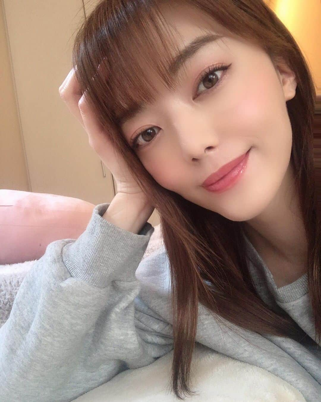 今村仁美さんのインスタグラム写真 - (今村仁美Instagram)「自粛前に小顔矯正行ってたの載せ忘れてた😎 若林先生 @masaaki19841101z  は、元々プロのキックボクサーとのことで、パンクラスの事や、格闘技の話で凄く盛り上がったの💕  施術は、先生のGod hand によって、一瞬にして小顔になったの！びっくり！ 全く痛くないから、こんなので小顔になるんですか？って聞いたくらい笑 3枚目の半顔の写真で見てもらったら分かると思うんだけど、全然違うの！！！目もパッて開いて 顔を触った感じもスッキリしてて🥺💕 コロナ収束したらまた行く予定😍たのしみ！  美Dical式小顔矯正15000円がインスタ見たで2500円と、激安になります💕 ご予約、お問い合わせは 03-6262-8807） (銀座美Dical整体サロン) ✨ . . . #ホワイトニング#LEDフェイシャル#LEDスカルプ育毛#銀座美Dical整体サロン#美Dical式骨盤矯正#美Dical式小顔矯正#EMS#トータルサロン# 美容#リフトアップ#痩身##新富町駅#エステサロン#美容矯正」4月12日 21時32分 - imamura_hi