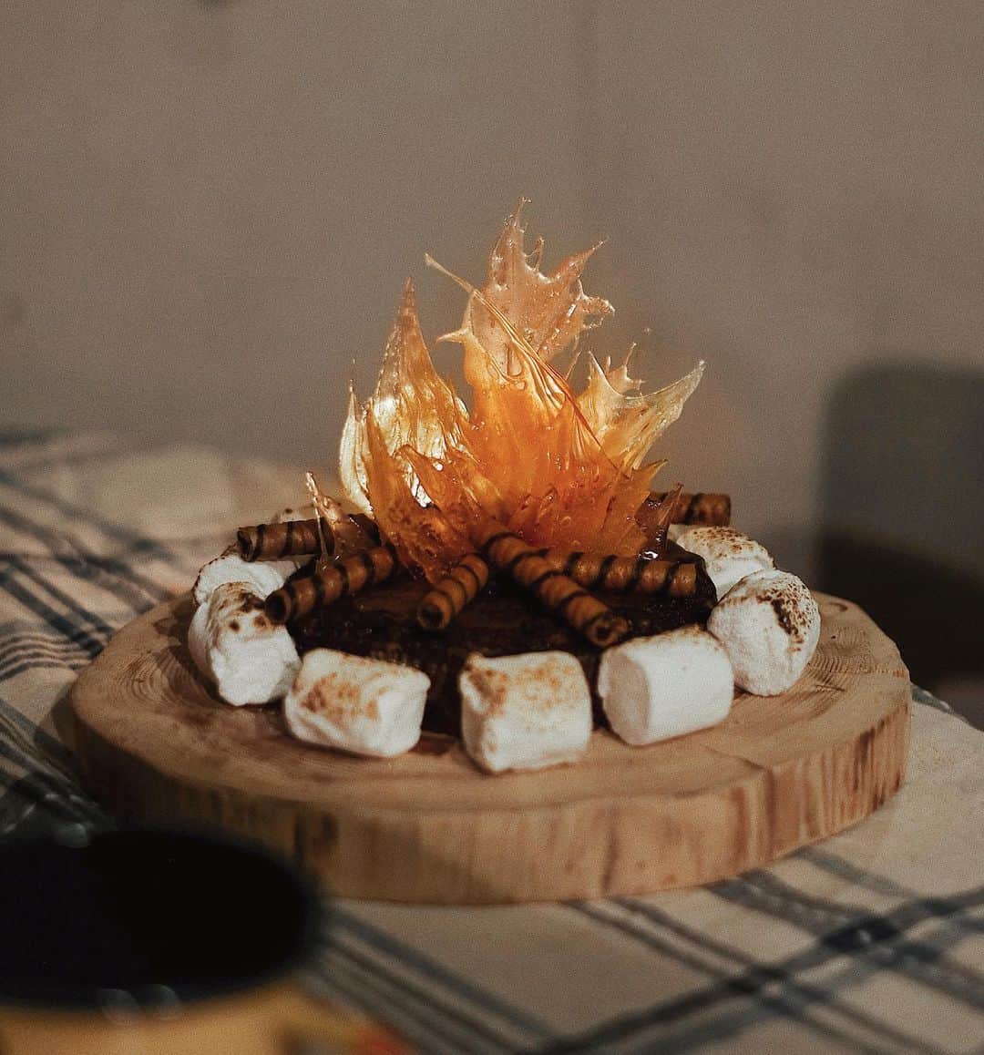 Y U R I Eさんのインスタグラム写真 - (Y U R I EInstagram)「焚き火ケーキ作ってみた！笑 🔥の部分は飴、想像以上に上手くできて満足🤣🙌🏻w ガトーショコラはお豆腐つかうレシピ😉濃厚しっとり、出来上がったら豆腐感ないのがオドロキ！！🧸 #焚き火ケーキ #暇つぶし #stayhome #campfire #smores #pinterestcakeidea」4月12日 21時35分 - yuriexx67