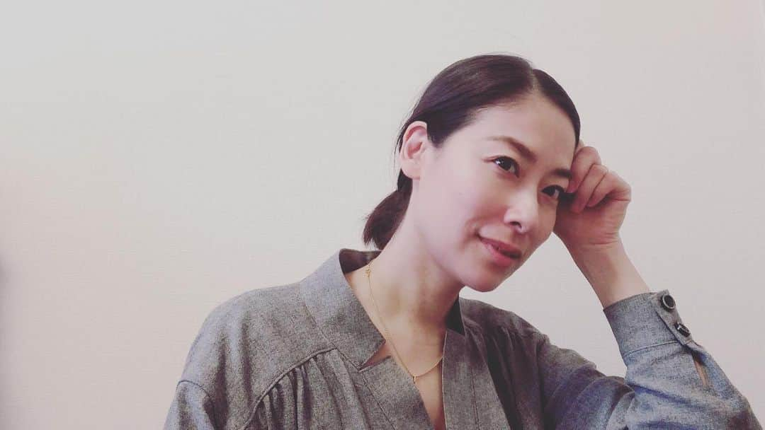 末吉里花さんのインスタグラム写真 - (末吉里花Instagram)「おっ、髪の毛伸びた。結べるほどになった。美容院行けないみんなはどうしてるんだろう。おうちでカット？My hair has grown out! #stayhome #stayathome #needhaircut #家にいよう #髪伸びました」4月12日 21時43分 - rikasueyoshi