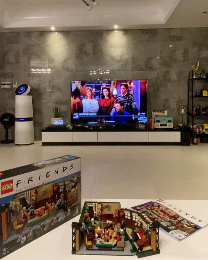 クォン・スンイルのインスタグラム：「#프렌즈 #레고 #완성 @friends  #Friends #LEGO @jenniferaniston @courteneycoxofficial @lisakudrow @mattyperry4 @_schwim_ @mleblanc」