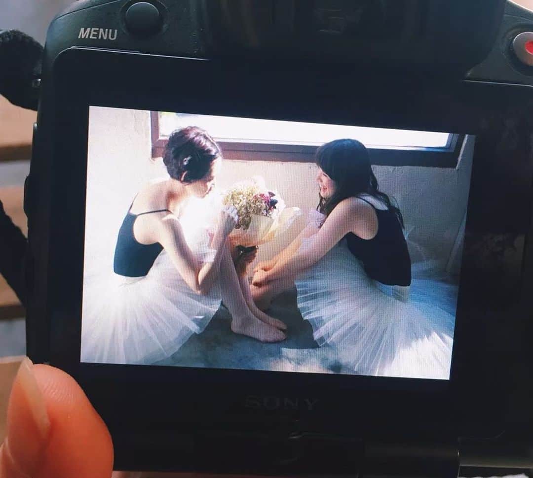 西谷菜々のインスタグラム：「.﻿ 過去画を見返していたら﻿ 懐かしくて可愛いのがあった🦢💐﻿ ﻿ 写真を見返すたびに﻿ 撮影した時の楽しかった会話とか空気感とか﻿ 出してもらったご飯の美味しさとか思い起こせて、﻿ 大切な時間をまるっと形にして﻿ 残してくれる人達に出会えたわたしは幸せ者だなーと改めて思った☺️﻿ ﻿ そして4年前の今日は、わたしがarガールになった日らしい(iPhoneがおしえてくれた！)﻿ 教習所の学科授業受けていた最中、編集の村野さんから連絡が来た時は飛び上がったなぁ。﻿ arを通じてファンになってくれた人も多いので﻿ 今のわたしがいるのはこの日のおかげだったりする🌸﻿ ﻿ みんないつもありがとう。﻿ わたしを支えてくれているみなさんが、本当に本当に大好き！❤️﻿ ﻿ #毎日ありがとう大感謝祭﻿ #実はこのタグ使うの2回目」