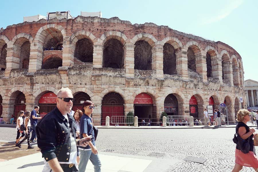 Yoshiko Kris-Webb クリス-ウェブ佳子さんのインスタグラム写真 - (Yoshiko Kris-Webb クリス-ウェブ佳子Instagram)「#whenitsover #Verona 🇮🇹🇮🇩🇫🇷🇺🇸🇮🇸🇩🇰🇬🇧🇹🇭🇲🇦🇮🇱🇰🇷🇨🇳🇦🇺🇳🇿🇻🇳🇲🇾🇸🇬🇪🇸🇧🇷🇦🇷🇳🇦🇧🇼 欲じゃなく、夢を膨らませよう。 #これが終わったら　家族旅、女旅、友旅。 Team @calzedonia 💕」4月12日 21時50分 - tokyodame