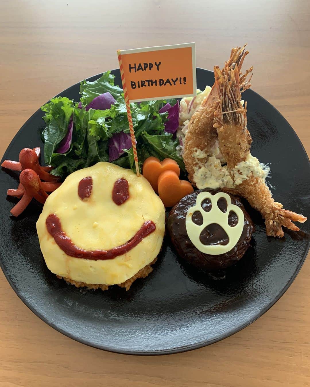 田中康夫のインスタグラム：「㊗️４月１２日はあたしの執事ヤッシー生誕６４年目のお誕生日なの🎉 メグチャ・ママ謹製ランチ👩 ヤッシーは超〜興奮😻」
