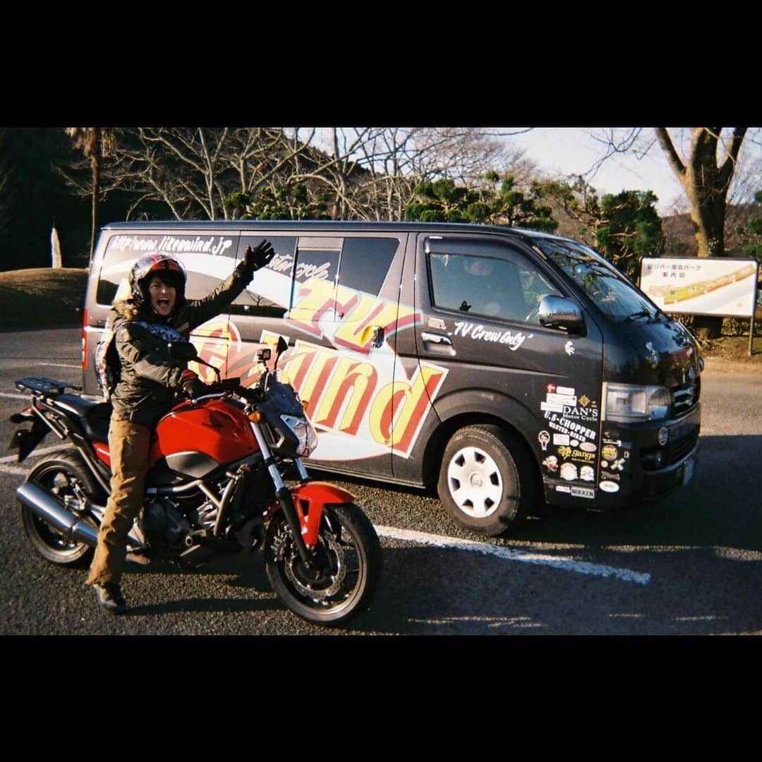 きのせひかるのインスタグラム：「2020.2 バイク情報番組《#ライクアウインド》の ロケ車（通称：ライク号）🚗💨 . が派手すぎて 買ったばかりのバイクが霞んでしまう🤣笑 . いっそのこと ライク号に負けないペイントを 施してみようかしら…⁉️ . ハイビスカスとか🌺← . そのときはもちろん @big_sign_2000 さんにお願いします✨ . . . #インスタントカメラ #写ルンです #写ルンです女子  #バイク女子 #バイク乗り #バイク好き #バイク旅 #女子旅 #ツーリング #バイクペイント #バイク塗装 #バンザイ #ヘルメット  #ジェットヘルメット #honda #nc700  #ハイビスカス #ハイビ #ギャル #GAL #サンテレビ #likeawind #レッドバロン #touring #バイク好きな人と繋がりたい  #バイク乗りと繋がりたい  #バイク写真部 #instagood #smile」