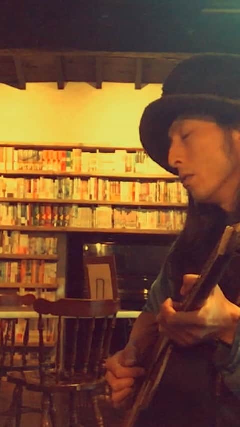 タニザワトモフミのインスタグラム：「岡田梨沙( @risarisapurdie )から #うたつなぎ のバトンがまわってきたので一曲歌いました。 こんなご時世、楽しんでいただけたら幸い🌍 ---------------- 「想像してごらん (Imagine)」 谷澤智文 (Tomofumi Tanizawa) ---------------- バトンはトキメキ泥棒の芋子(Twitter @imokov )に渡しますよ。  #谷澤智文 #岡田梨沙 #芋子 #雨が屋根を叩く音 #かすかにミラーボールの光」