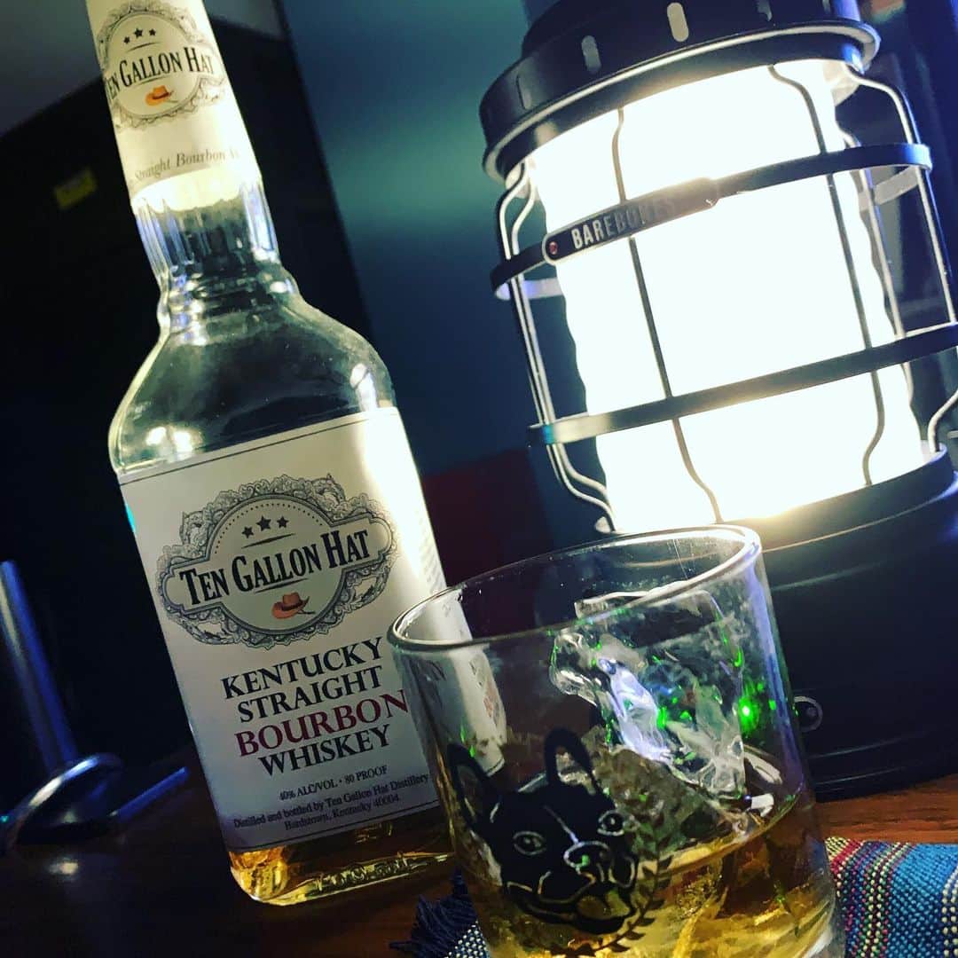長田成哉のインスタグラム：「夜に宅飲みをしてると、 フュアーハンドのランタンもやっぱり欲しくなってきたなぁ。 火が見たい。 というか、焚火がしたい。」