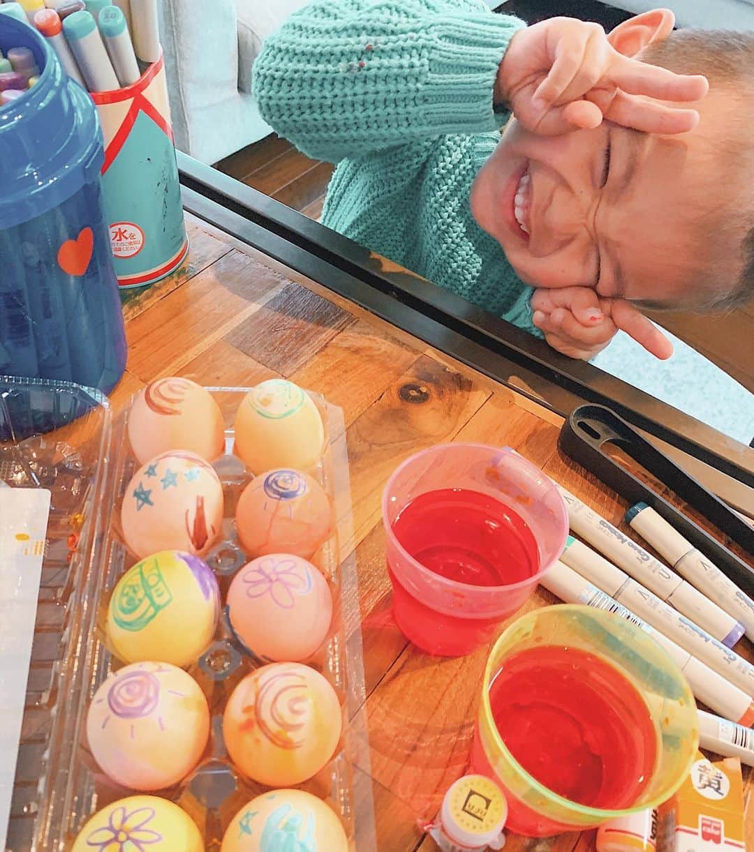 -LIFE IS FUN-さんのインスタグラム写真 - (-LIFE IS FUN-Instagram)「⋒ ⋒ ⋒ ⋒ Happy Easter🐰💐 お家ではじめてエッグペイント🎨♡ ゆで卵を作ってお絵描きして食紅で色付け🌈 青と緑が行方不明で赤と黄色だけだったけど かわいいオリジナルエッグの出来上がり🥚✨ この後、エッグハントしたよ🥰🌼 すごい楽しんでくれて良かった🧡 可愛い笑顔がたくさん見れて私が大満足よ🤭💚 #stayhome  #easter #happyeaster #egg #eggpaint #jesuschrist  #復活祭 #感謝を込めて」4月12日 22時10分 - kiyoko1207