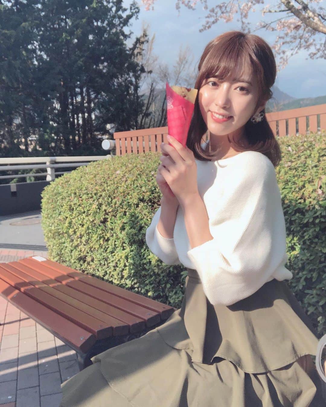 井上真由子のインスタグラム：「. 見えにくいけど、このスカートお気に入りなんだ〜👗🩰❤︎ . #桜 #クレープ #春 #春コーデ #cheriemona #カーキコーデ  #いつかのお写真です」