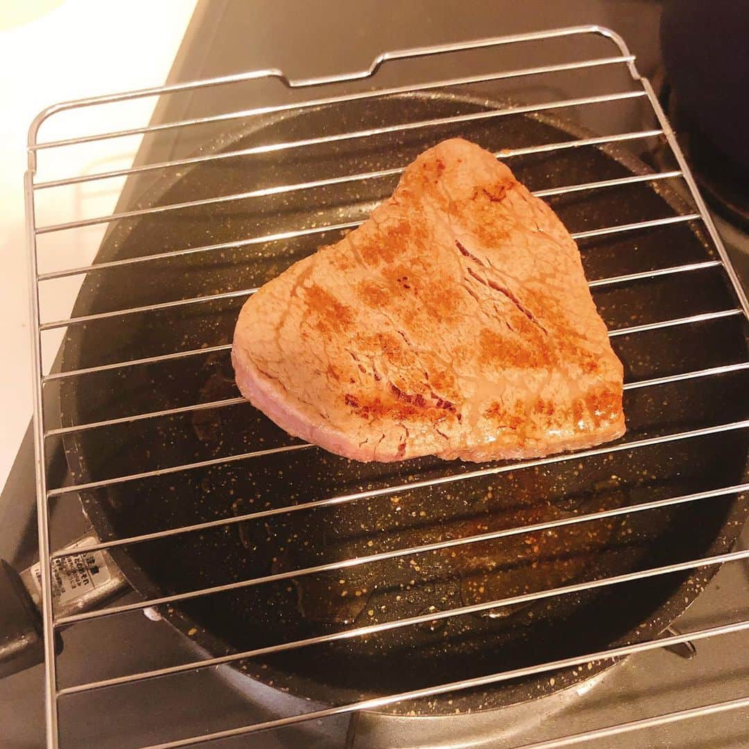 川田裕美さんのインスタグラム写真 - (川田裕美Instagram)「ヒレ肉を焼きました😋 家でステーキを焼く時は 『家事ヤロウ!!!』で見た焼き方、忠実に…✨ 魚焼きグリルの網で休ませたりしながら焼くと全然違うから、いつもメモとタイマーを見ながら焼いています😆（まだ覚えられない）」4月12日 22時22分 - hiromikawata163