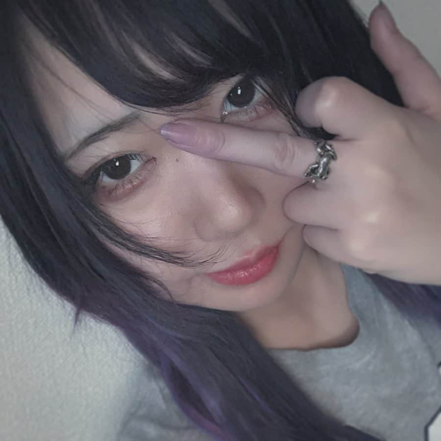 のインスタグラム：「裸眼。自分でカラーしたから爪少し紫に変色した😞」