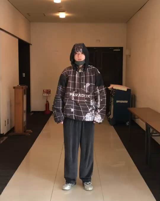 のインスタグラム：「【#ギャグリレー】  三四郎・相田さん (@shuji_aida )から 受け継ぐはずだったのに 回ってこなくなって しまったので #ただ単にギャグをした男 です  これで #おうちで過ごそう  #おうち時間  の 運動不足解消✨  #ギャグつなぎ  #君の出番は終わりさコロナ (撮影した動画は３月のモノです)」