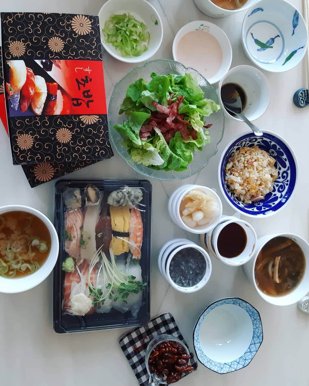 阿部美穂子さんのインスタグラム写真 - (阿部美穂子Instagram)「休日  母 休む日…の週末  過ごしています🙂 ランチは、まま休みなよと優しい長男が提案した お持ち帰りのお寿司ランチ🍣 韓国で1番好きなお寿司屋さんの初めての テイクアウトも、やっぱり美味しかった😋 次男のおうどんといなり寿司セットは、撮影待ちきれず、先にペロリでしたが、長男の一声で楽々で幸せなランチタイムに💓 サービスのiceクルミまで美味🥜 デザートの食べるいちごミルクは、たっぷりイチゴに牛乳、グラニュー糖を少しのお湯で溶かしてシロップを作り🍓粒を残すつもりで"しっかりミキサーしすぎない"のがポイントです 휴일  엄마 쉬는날... 의 주말을 보내고있네요🙂 점심은 엄마쉬어요라고하는 착한큰애가 제안한 포장초밥🍣 한국에서 제일 좋아하는 초밥집의 첫 테이크아웃도 역시 맛있었어요😋 작은애 우동과 유부초밥세트는 배가넘 고픈간계로 촬영을 못해지만ㅎ 큰아들 한마디에 편안하고 행복한 런치시간💓 디저트 "먹는"딸기우유는 듬뿍 딸기에 우유 그라뉴당을 약간의물에 녹여서 시럽을만들고 덩어리를 느낄수있게 세게섞지 않는다"는것이 포인트에요 #계란볶음밥#아이스#호두#방문보장#🍓 #3箱買う余裕#長男と自転車で#テイクアウト #オンライン授業#で忙しい#平日は #なかなかできない#のんびりタイム #내일부터#다시#열심히#요리하기 #takecare#takeout#familytime」4月12日 22時39分 - miiko904