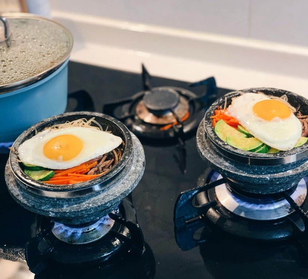 カン・ヘヨンさんのインスタグラム写真 - (カン・ヘヨンInstagram)「오랜만의 #망두한끼 #집밥 은 #돌솥비빔밥 #시금치된장국 🥬🥒🥔🥕🍳🍚 캬아....👍🏼 고사리 무치고~야채 썰고~마지막에 사랑을 아주 가~~~~~득 넘치게 담아요🥰♥️ㅋㅋㅋㅋㅋㅋㅋㅋㅋ  다들 행복한 일요일 밤 되세요💏」4月12日 22時43分 - mangdoo_noona