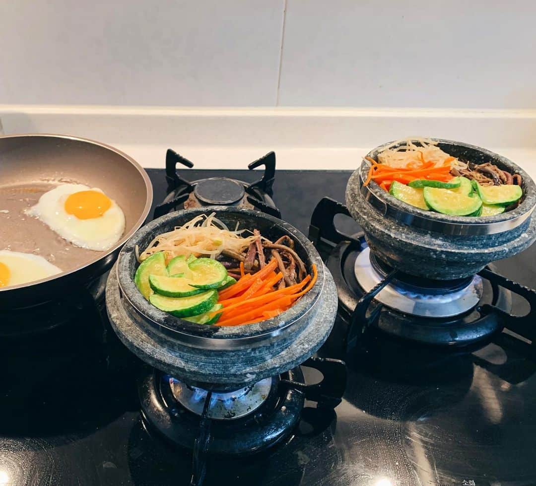 カン・ヘヨンさんのインスタグラム写真 - (カン・ヘヨンInstagram)「오랜만의 #망두한끼 #집밥 은 #돌솥비빔밥 #시금치된장국 🥬🥒🥔🥕🍳🍚 캬아....👍🏼 고사리 무치고~야채 썰고~마지막에 사랑을 아주 가~~~~~득 넘치게 담아요🥰♥️ㅋㅋㅋㅋㅋㅋㅋㅋㅋ  다들 행복한 일요일 밤 되세요💏」4月12日 22時43分 - mangdoo_noona