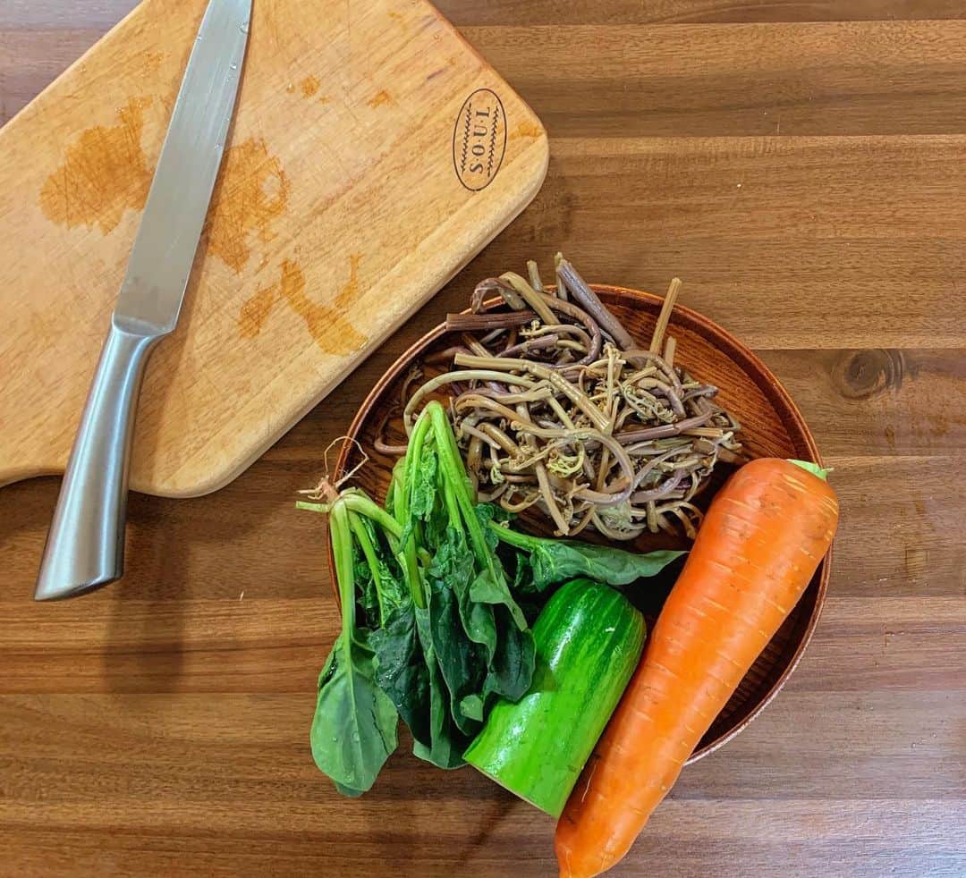 カン・ヘヨンさんのインスタグラム写真 - (カン・ヘヨンInstagram)「오랜만의 #망두한끼 #집밥 은 #돌솥비빔밥 #시금치된장국 🥬🥒🥔🥕🍳🍚 캬아....👍🏼 고사리 무치고~야채 썰고~마지막에 사랑을 아주 가~~~~~득 넘치게 담아요🥰♥️ㅋㅋㅋㅋㅋㅋㅋㅋㅋ  다들 행복한 일요일 밤 되세요💏」4月12日 22時43分 - mangdoo_noona
