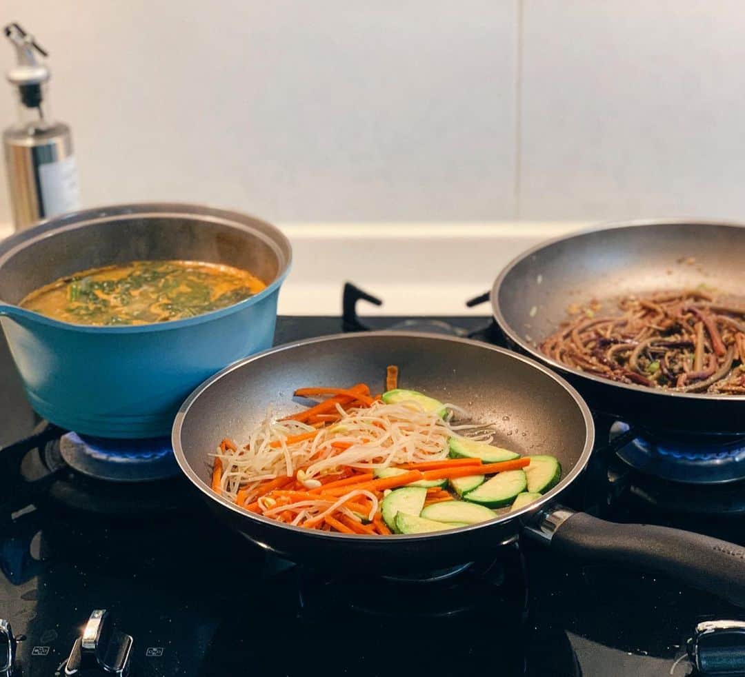 カン・ヘヨンさんのインスタグラム写真 - (カン・ヘヨンInstagram)「오랜만의 #망두한끼 #집밥 은 #돌솥비빔밥 #시금치된장국 🥬🥒🥔🥕🍳🍚 캬아....👍🏼 고사리 무치고~야채 썰고~마지막에 사랑을 아주 가~~~~~득 넘치게 담아요🥰♥️ㅋㅋㅋㅋㅋㅋㅋㅋㅋ  다들 행복한 일요일 밤 되세요💏」4月12日 22時43分 - mangdoo_noona