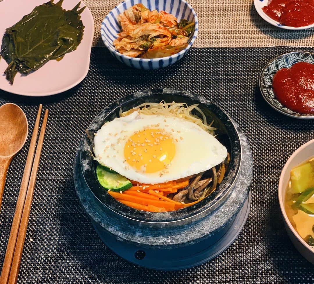 カン・ヘヨンさんのインスタグラム写真 - (カン・ヘヨンInstagram)「오랜만의 #망두한끼 #집밥 은 #돌솥비빔밥 #시금치된장국 🥬🥒🥔🥕🍳🍚 캬아....👍🏼 고사리 무치고~야채 썰고~마지막에 사랑을 아주 가~~~~~득 넘치게 담아요🥰♥️ㅋㅋㅋㅋㅋㅋㅋㅋㅋ  다들 행복한 일요일 밤 되세요💏」4月12日 22時43分 - mangdoo_noona