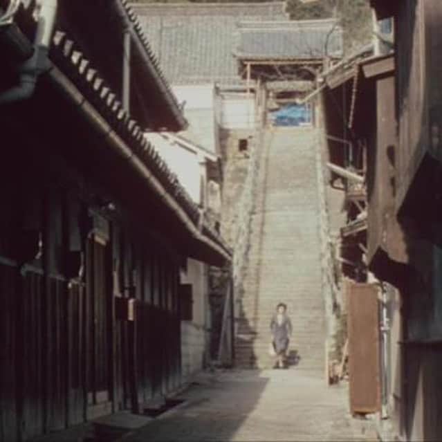 大森美希さんのインスタグラム写真 - (大森美希Instagram)「Lockdown Day 26 🔐  Today’s mood “Toki wo Kakeru Shōjo (The Girl Who Leapt Through Time)” Nobuhiko Obayashi’s film in 1983⏳  先日亡くなった大林宣彦監督の作品で一番印象に残るのは1983年の「時をかける少女」実験的で不思議な映像と原田知世のみずみずしさと透明感。私はどうも透明感のある女優さんが好みのようだ🍀  #lockdown #confinement #paris #france #coronavirus #parislife #cinema #movie #japanesemovie #tomoyoharada #nobuhikoobayashi #stayhome #restonscheznous #外出制限 #外出制限中のパリ #パリ #フランス #新型コロナ #パリ生活 #映画鑑賞 #大林宣彦 #時をかける少女 #原田知世 #原田知世は今でも可愛い #映画 #名画 #邦画 #尾道 #うちで過ごそう #家にいるだけで世界は救える」4月12日 22時43分 - mikiomori_