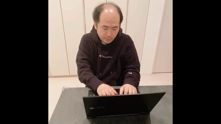 斎藤司のインスタグラム：「在宅ワーク テレワーク とりあえずネタ書く 早く終わってくれ 菌を一粒一粒見つけて 指でプチっと潰したい かつて梱包材を際限なく潰した あの頃のエネルギーを持って。 意外と街には人がいるらしい。 目で見ることは叶わないけど。  #おうちにいるよ #人に会いたいよ #いつか会う日まで #遠足に行くのをワクワク待ってたあの頃のように #心待ちにしているぜ」