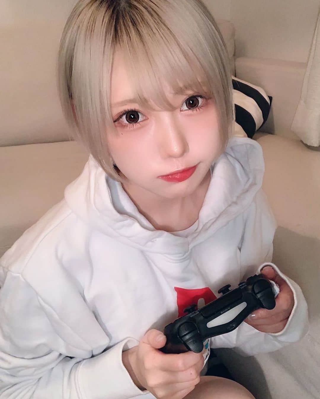 篠崎こころのインスタグラム：「毎日リビングでゲームしてる」