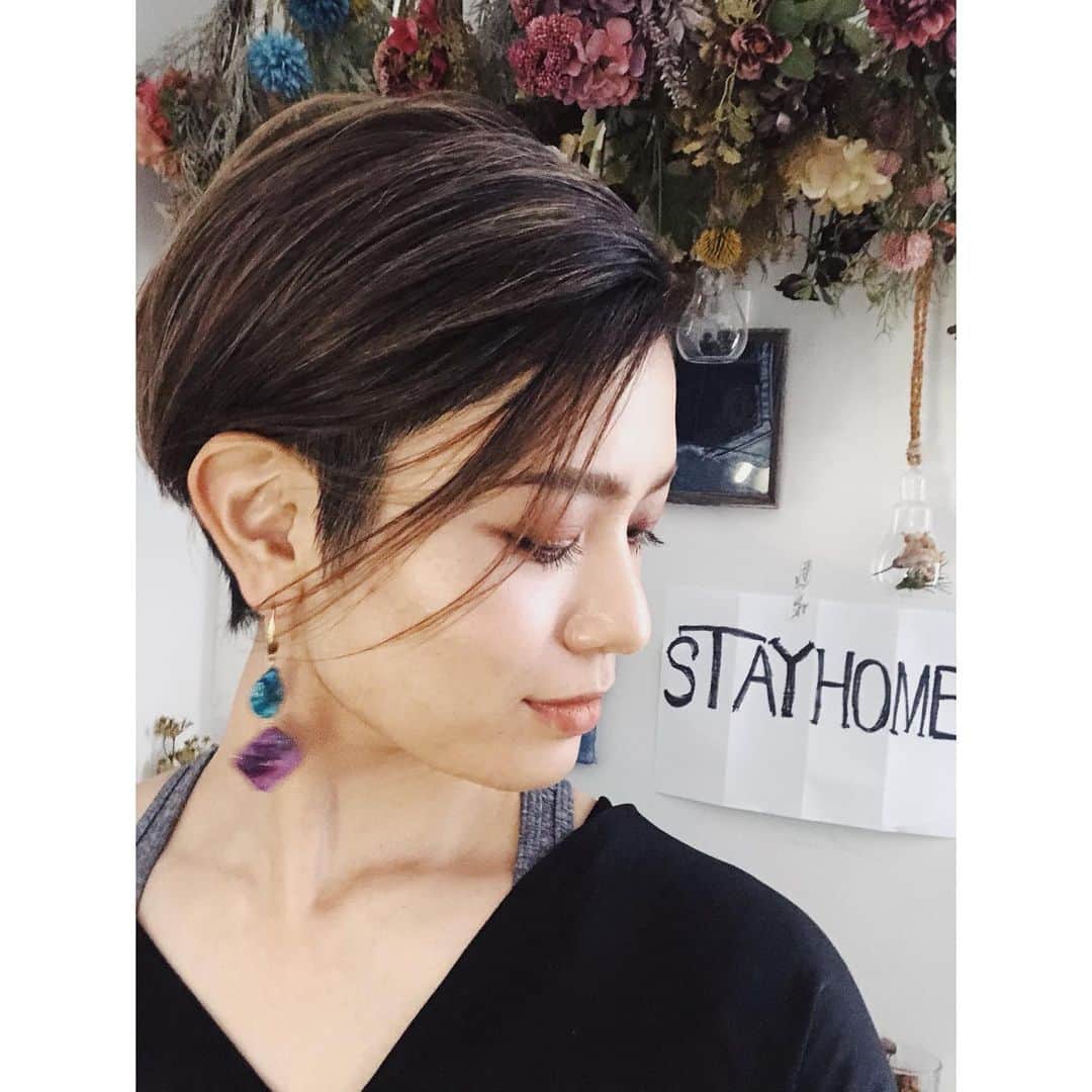 金城優華のインスタグラム：「大事な事だけど お家時間﻿ そろそろ疲れ溜まってませんか？﻿ ﻿ ﻿ 少しでも楽しく﻿ #おうち時間﻿ 過ごしたいよね。﻿ ﻿ ﻿ 私の気分転換はひたすら﻿ ピアス作りとトレーニング。笑﻿ ﻿ ﻿ ﻿ 皆さんはどうやって#おうち時間﻿ 過ごしてますか？﻿ ﻿ ﻿ ﻿ 守ろう﻿ #stayhome﻿ ﻿ ﻿ #金城優華﻿ #モデル﻿ #おうち時間﻿ #おうちで出来ること﻿ #ハンドメイド﻿ #ピアス﻿  #オシャレさんと繋がりたい ﻿ #天然素材 ﻿ #大人﻿ #ママ﻿ #fashion ﻿ #accessory﻿ #handmade﻿」