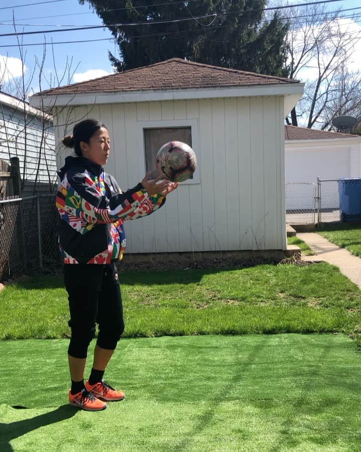 大儀見優季のインスタグラム：「キックの精度を高めるリフティング！リフティングはあくまでもサッカーに必要な技術を高めるための手段として利用しよう。🧘🏽‍♀️💪🏼 . . Juggling training is for improving accuracy for kicking skills 🔥 . . . #Stayhometraining #ゆうきチャレンジ」