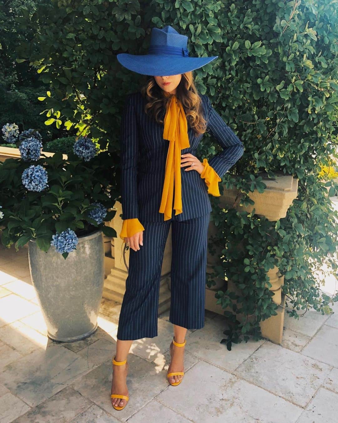 エリザベス・ギリースのインスタグラム：「Hope everybody has a lovely day! This is what I would be wearing today if I had anywhere to go. 🥂」