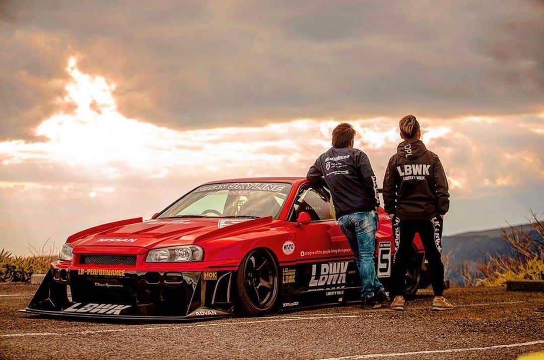 のインスタグラム：「Liberty walk自由に歩く！！！ LB★スーパーシルエットWORKS SKYLINE ER34🙂  頑張れ日本🇯🇵 世界が平和になります様に🙂 @libertywalkkato #nissan#yokohamatire#libertywalk#lbworks#libertywalkkato#世界#平和#頑張れ#日本#goodwoodfos#lbperformance#bride#drift#supercar##ltmw#libertywalkeu#rdb#semashow」