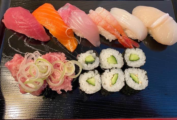 加藤拓歩のインスタグラム：「家で寿司を握りました！🍣 高校時代は毎日寿司屋で汗を流しアルバイトをしてたので握るのは慣れてます。  あとはローストビーフを作りました🍖  美味しい飯最高。 自宅自粛も楽しみを作って乗り切ろう。  #bjw」