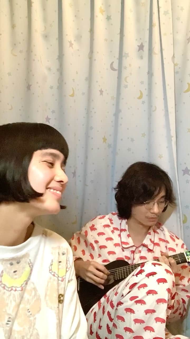 永井聖一のインスタグラム：「後半、夜更かし娘が乱入。 #simonandgarfunkel  #scarboroughfair  #弾き子守」