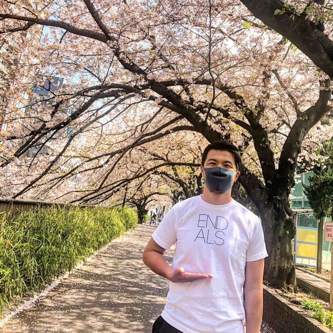 君島良夫のインスタグラム：「限られた生活。 それでも人は日々を生きる。物を食べるし、服を着る。当たり前のことを意味ある行動にしよう。タグを見てみてください👆🏻. . ------ @the_end_als_association #ImStillAlive ------」