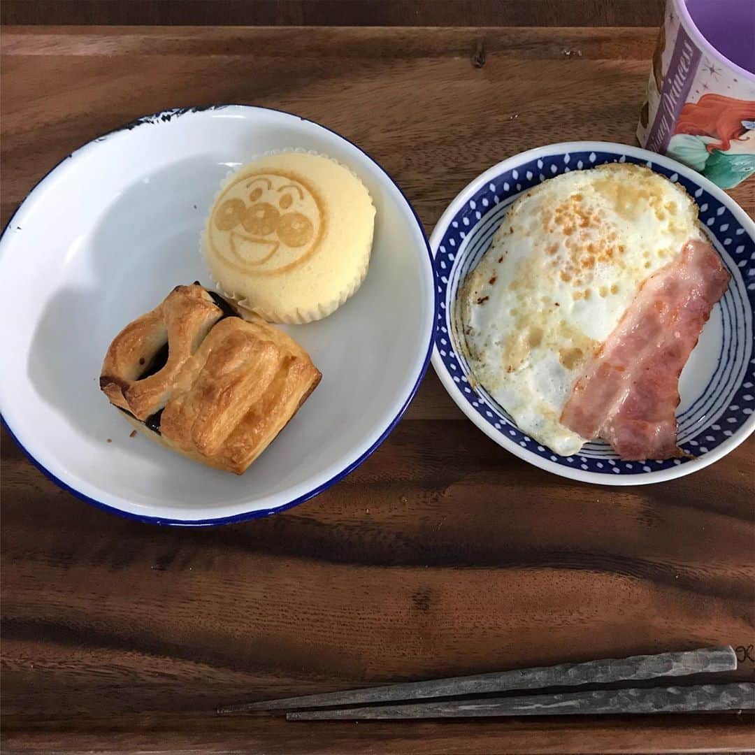 山本ゆりさんのインスタグラム写真 - (山本ゆりInstagram)「レシピブログさんの朝ごはんブログを更新しました。﻿ ﻿ 子どもとコロナウイルスの話と、納豆ご飯、里芋と鶏肉のかき玉味噌汁、焼きかぼちゃサラダです。﻿ ﻿ これは理想の朝ごはんで、こんなん平日に食べてたら遅刻しますわて話で﻿ ﻿ 2枚目3枚目が実際の娘の朝ごはん。﻿ ﻿ 2枚目はアミが選んだアンパンマンの蒸しパンとナミが選んだプリキュアのパンを合わせたもん。(プリキュアはパッケージのみ)﻿ ﻿ 3枚目はこないだのブリトー。﻿ ﻿ 一枚ずつしか焼かれへんから半分ずつ2人に分けて、また焼いて半分分けて、また焼いて半分分けて、結局1人1枚半食べました。途中で足りなくなっても生地が即できるから気に入ってます。﻿ ﻿ 4枚目は焼き飯を作る娘2人。(利き手的に絶対逆の立ち位置にすべき)﻿ ﻿ 朝ごはんブログは、アイコン画像の下のURLのブログに飛んだらそこからまた飛べます。﻿ ﻿ 余談ですが、数日前のブログの、「仕事、バイトの失敗談ありますか？」のコメント欄めっちゃ面白いし、悩みがちょっと軽くなったりもするんで、またもし良かったら読んでください。﻿ ﻿ #朝ごはん #おうちごはん #料理﻿ ﻿ -----話/変------﻿ ﻿ 4/25発売の「syunkonカフェごはん7 この材料とこの手間で「うそやん」というほど美味しいレシピ」楽天、Amazonでご予約受け付けてます！﻿ ﻿ ‪◆Part1 ブログ、Twitter人気おかずBEST30‬﻿﻿ ﻿ ﻿◆Part2 もっと！めんどくさくない献立﻿﻿ ﻿ ◆Part3 バタバタな日の"だけ"レシピ﻿﻿ トースターで焼くだけ！炊飯器で炊くだけ！味付けめんつゆだけ！漬けて焼くだけ！など﻿ ﻿ ◆Part4 もっともっと！レンジで絶品レシピ﻿﻿ ﻿ ◆Part5 満足ご飯&お手軽めん類﻿ ﻿ ◆Part6 あっさりヘルシーレシピ﻿﻿ ﻿ ◆Part7 副菜&おつまみ﻿﻿ ﻿ ◆Part8 自慢のお菓子&おやつ﻿﻿ ﻿ 他﻿﻿ ●食パンアレンジや汁物大百科などレシピコラム﻿﻿ ●ふざけ倒した含み笑いコラム﻿﻿ ●料理と関係ないページ(人気記事ダイジェスト)﻿﻿ ﻿﻿ など﻿ ﻿ とことん詰め込みレシピ数シリーズ最多の187品‼️﻿ ﻿ さらに別冊付録に全10冊分の素材別インデックスがついて税抜840円です。﻿ ﻿ また良かったら、引きこもり生活のお供にしてください。(アイコン画像の下のURLでブログに飛ぶと、楽天とAmazonのリンク貼ってあります)」4月12日 23時26分 - yamamoto0507