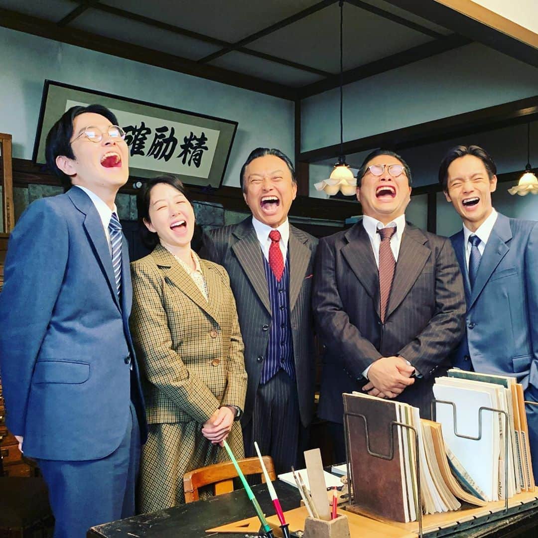 松尾諭のインスタグラム：「いよいよ川俣銀行軍団の登場です。 朝から笑って免疫アップです！ #エール  #朝ドラ  #窪田正孝  #相島一之  #堀内敬子  #望月歩  #松尾諭」