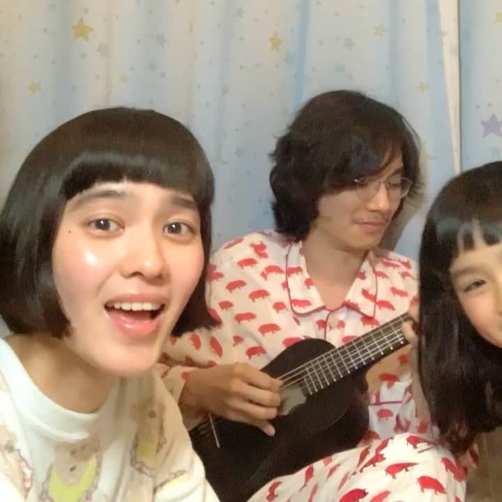 山口尚美のインスタグラム：「パパの提案でママはScarborough Fairを歌いました🌿 アウトテイクをここに載せておきます😝💦 (これで起きちゃって @seiichinagai のテイクに続く💨)」