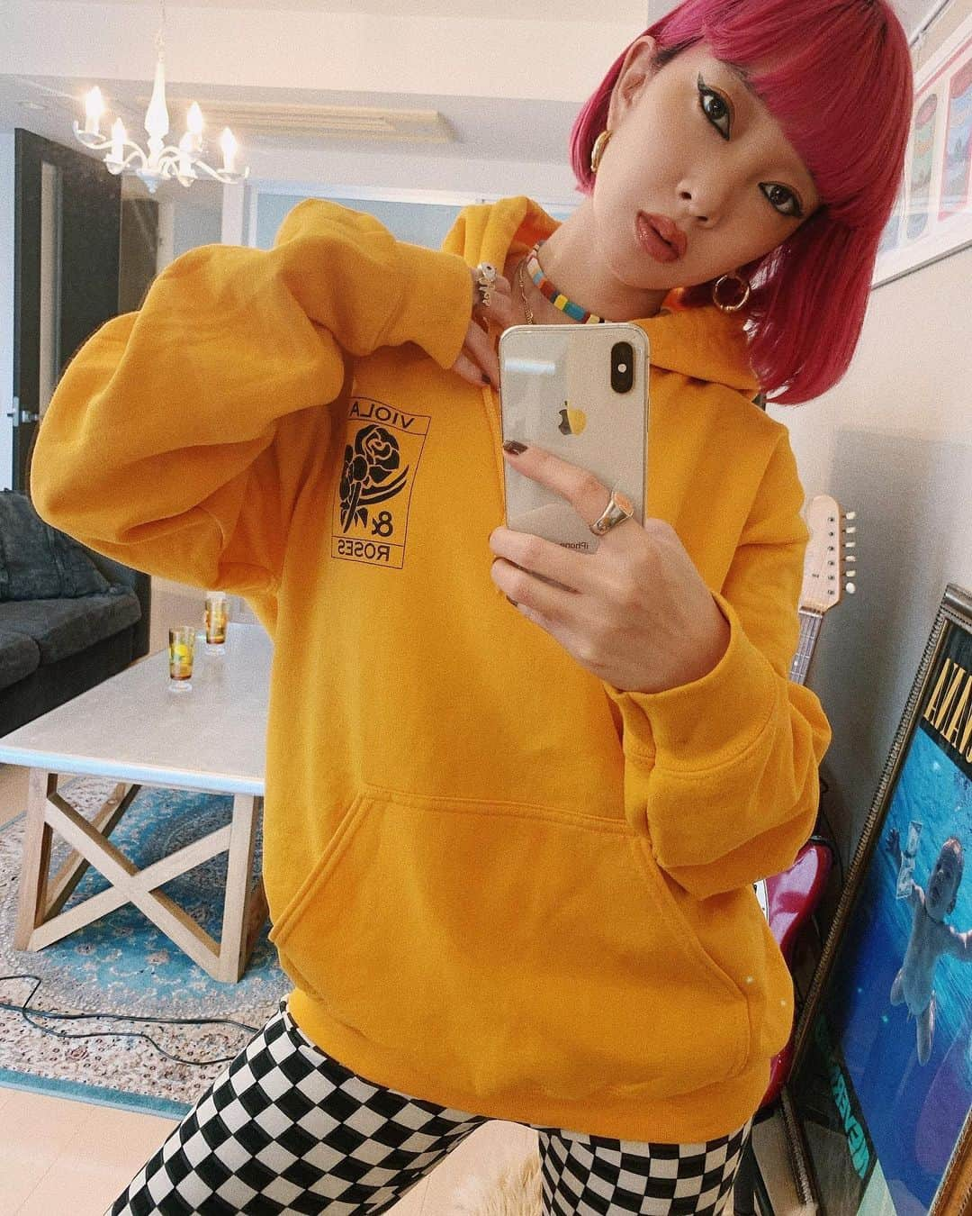 AMIさんのインスタグラム写真 - (AMIInstagram)「フーディのひ💛 楽ちんスタイル🧚 今日のメイクはインサイドにエメラルドグリーンのラインでキリっと。 リップはベージュブラウン。  #LOVEFASHION_LOVEYOURSELF #my_foah」4月12日 23時33分 - amixxamiaya