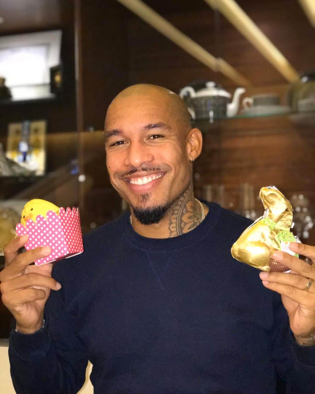 ナイジェル・デ・ヨングのインスタグラム：「Difficult times but try to stay positive y’all!  Happy Easter 🐣 #stayhome」