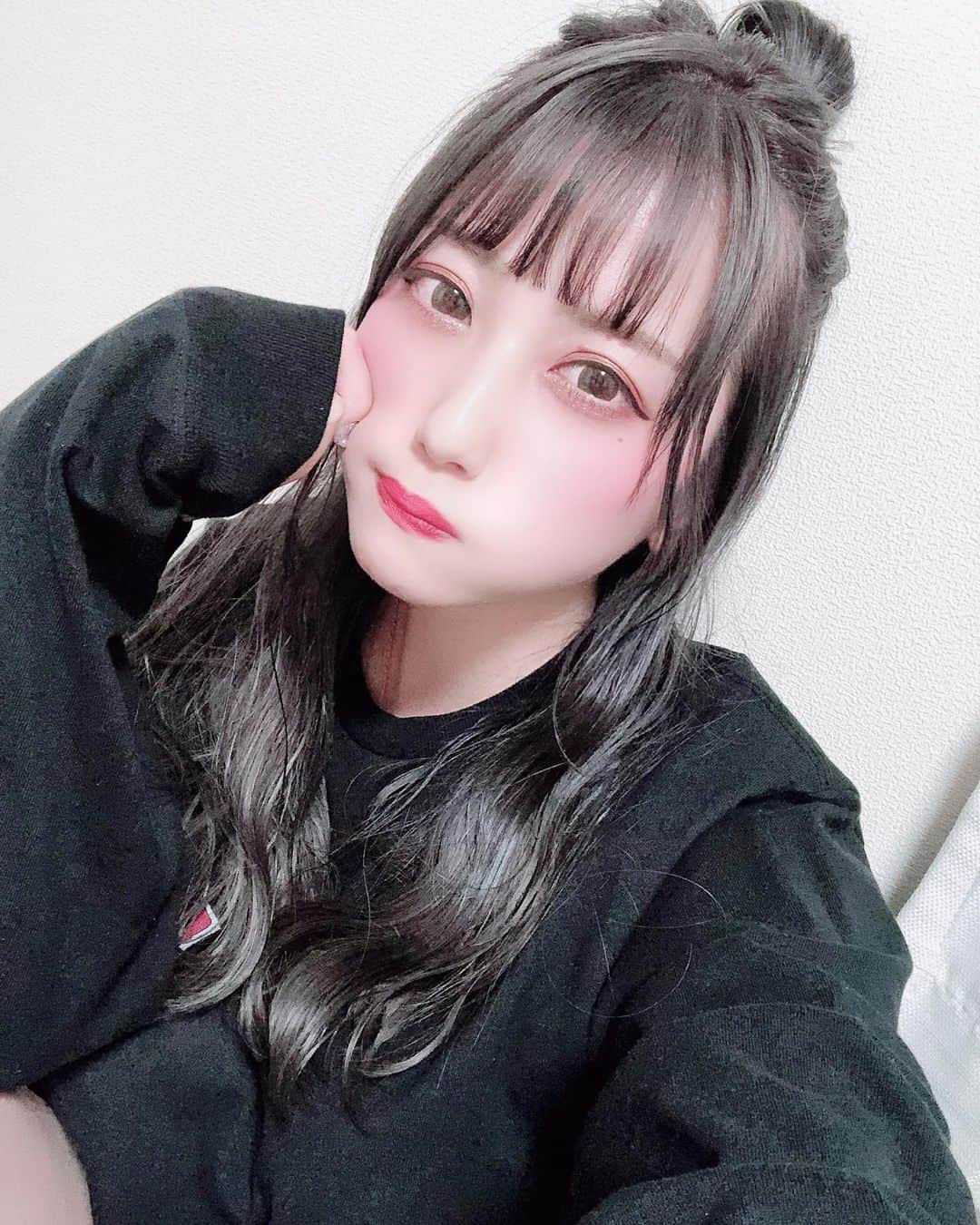 みつきさんのインスタグラム写真 - (みつきInstagram)「. . インスタライブ楽しかった🥳🌈 またやるからみんなで乾杯しながら お話ししようね🍻 . . ちなみに色落ちに耐えきれず 髪染めました✂️ . . . . .  #burlesquetokyo #burlesque #バーレスク東京 #バーレスクみつき #スーパーバーレスク #partyon #パリオン #六本木 #Roppongi #ショータイム #show dancer #ダンス #dancer #ポールダンス #シャンパン #シャンパンガール #歌 #singer #水着 #かわいい #美容室 #カラー #グレージュ #パープルグレージュ #ヘアアレンジ #ウェーブ巻き #おだんご #おうち時間 #可愛くいたい #followme」4月12日 23時45分 - omitu412