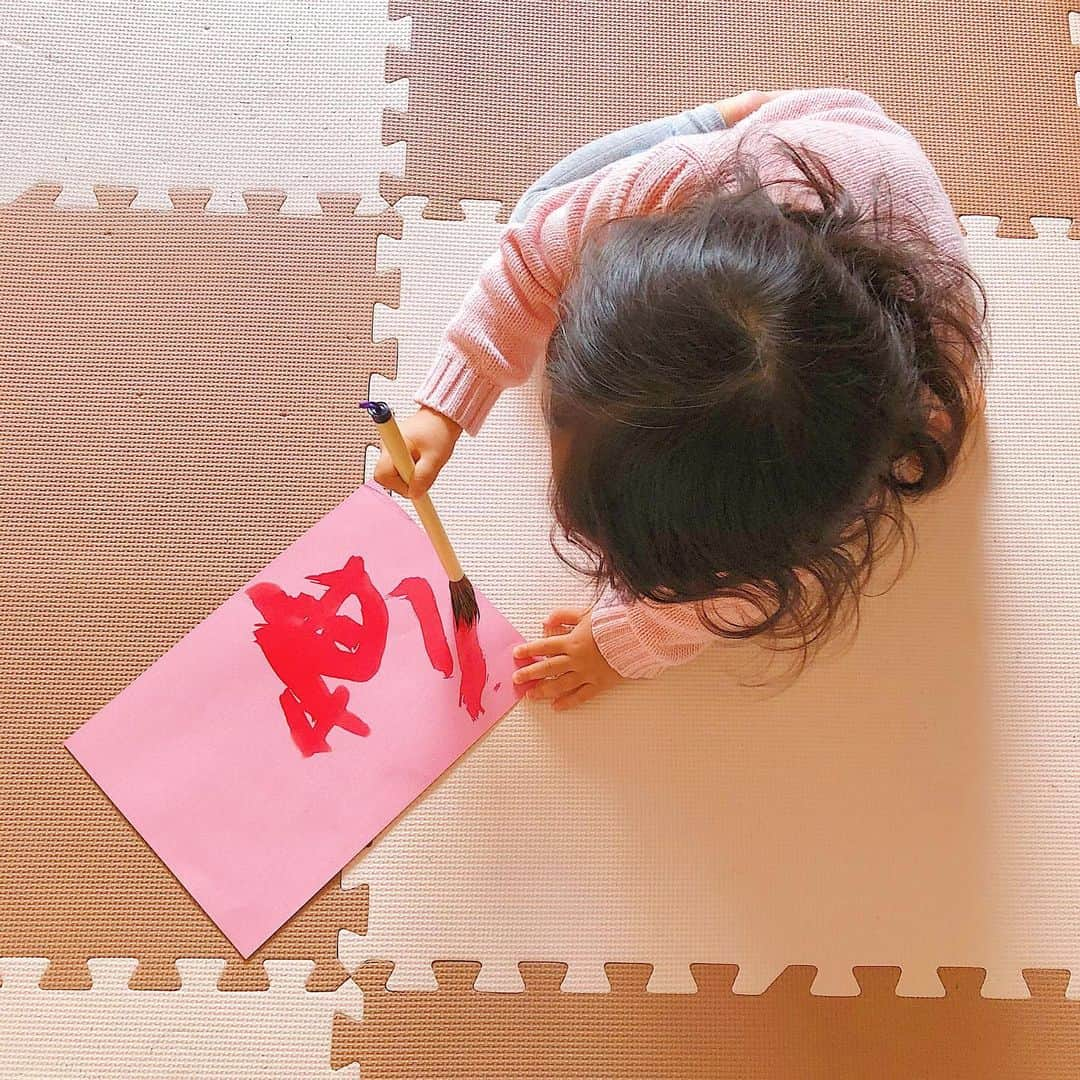 岡部玲子さんのインスタグラム写真 - (岡部玲子Instagram)「今日も子供達はおうち遊び。 学校からも「運動不足にならないよう、縄跳びなどしましょう。」なんて言われていますが、まぁ息子はやりませんね😅 好きなスポーツしかしない💦 娘は普段やらないのに「しゅうじやりたい！」なんて言って、水で書く習字をやっていました。←親はやや面倒😅 習字、いつか習ってくれたら嬉しいのだけれど😁私も再び習いに行きたいので、一緒にやらないかな😁？ #岡部玲子 #タレント　#レポーター　#アナウンサー　#キャスター　#2児ママ　#3歳娘　#書道　#習字　#私も大好き　#無になれる　#昔から　#書道六段　#おうち遊び　#おうちで過ごそう #毎日大変　#明日は何して遊ぼう #健康第一　#mama #talent #reporter #instagood #f4f #stayhome #staysafe #mydaughter #3yearsold #japanese #calligraphy #art」4月12日 23時46分 - reiko_okabe