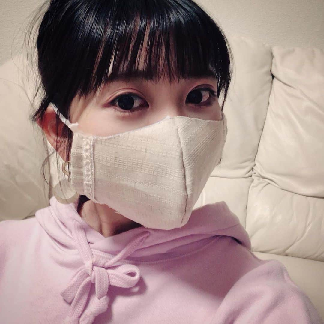 黒田菜月さんのインスタグラム写真 - (黒田菜月Instagram)「お裁縫。マスク、作りました😷 #手作りマスク #布マスク #マスクの作り方 #マスク作り #マスク女子 #マスク不足  #マスクの作り方 #立体マスク #ハンドメイドマスク #お手製マスク  #ハンドメイド #お裁縫初心者  #不器用でもできる #不器用女子  #マスクの紐　#紐はつなぎ合わせ #おうち時間 #おうちじかん #おうち遊び  #コロナに負けるな #おうち時間の過ごし方  #stayhome #staysafe #covi̇d19」4月12日 23時57分 - nyaaatsuki_krd