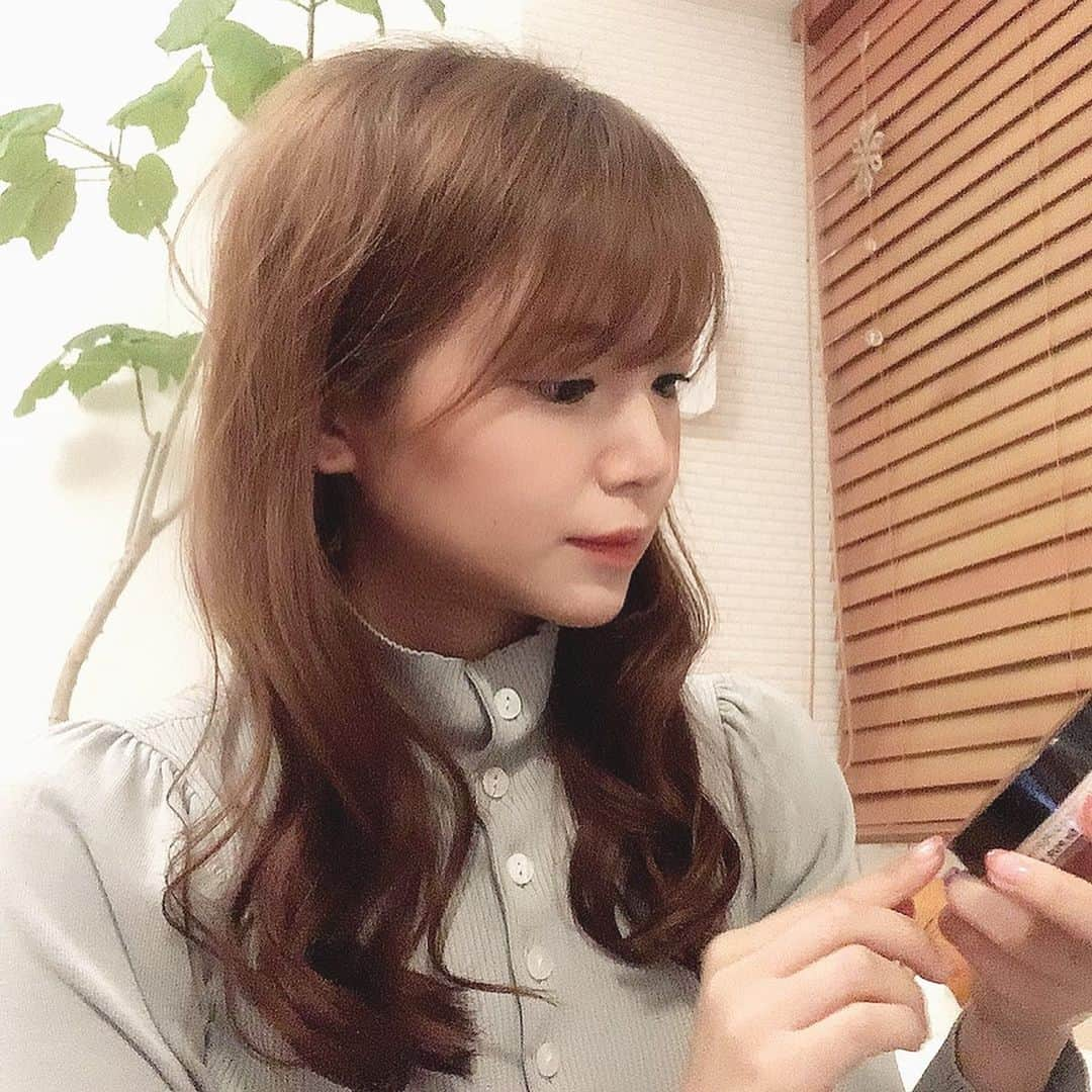 内山絵里加さんのインスタグラム写真 - (内山絵里加Instagram)「・ ・ やばちゃんのお誘いで 初めて自宅からインスタLiveなるものをやってみました。 お家にいるからこその挑戦🏠 ・ お化粧のこととか 他愛もない話が 役に立ったかはわかりませんが.. みなさんと少しだけ会話ができたようで 楽しかったです。 貴重なお時間🕰 ありがとうございました。 ・ きょうは、ひたすらお家で映画を見た1日。 やっぱりせかちゅー最高だ♡ ・ みなさんのおうち時間も 充実したものでありますように。 ・ ・ #静岡放送 #SBSテレビ #SBSラジオ #アナウンサー #女子アナ #内山絵里加 #インスタライブ  #挑戦 #ベースメイク #女子アナメイク #BBクリーム  #ノーファンデ #stayhome #おうち時間 #お家が好き  #観葉植物のある暮らし  #どんどん増える  #どんどん成長 #映画鑑賞 #Amazonprime #paravi #世界の中心で愛を叫ぶ #せかちゅー #何回見ても良い #好きな作品 #涙活 #follow #followme #おやすみなさい #やばちゃんありがとう」4月12日 23時49分 - erika.uchiyama1129